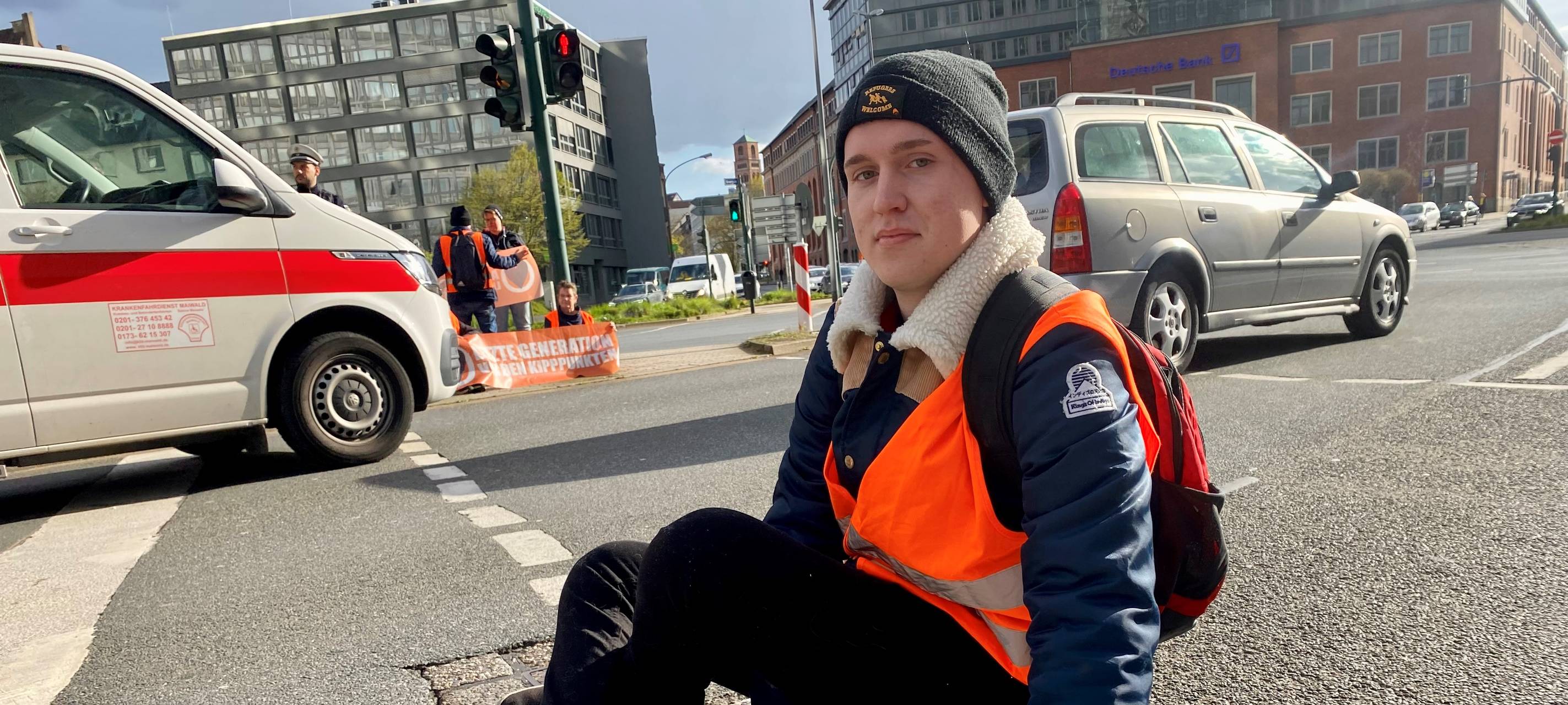 Klimaaktivisten in Essen auf Straße festgeklebt