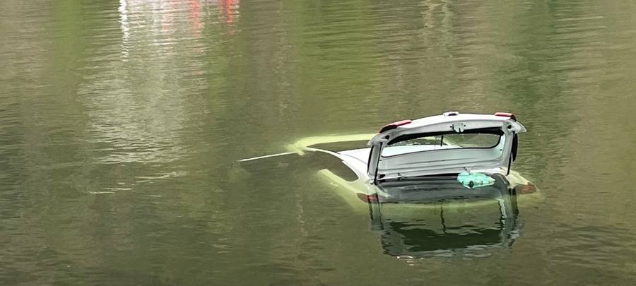 Unfall in Essen: Frau stürzt mit Auto in die Ruhr