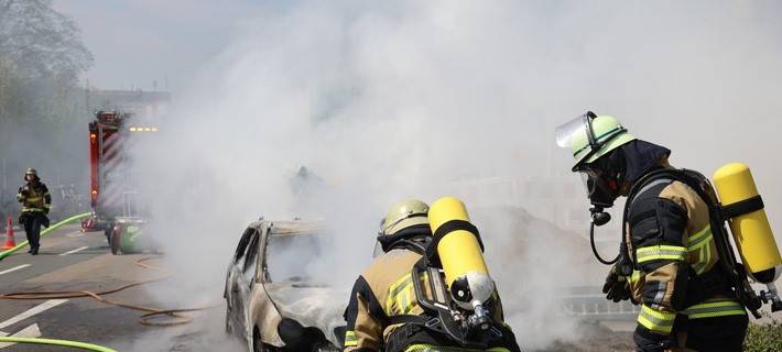 Kurz vor Tankstelle in Essen: Auto brennt komplett