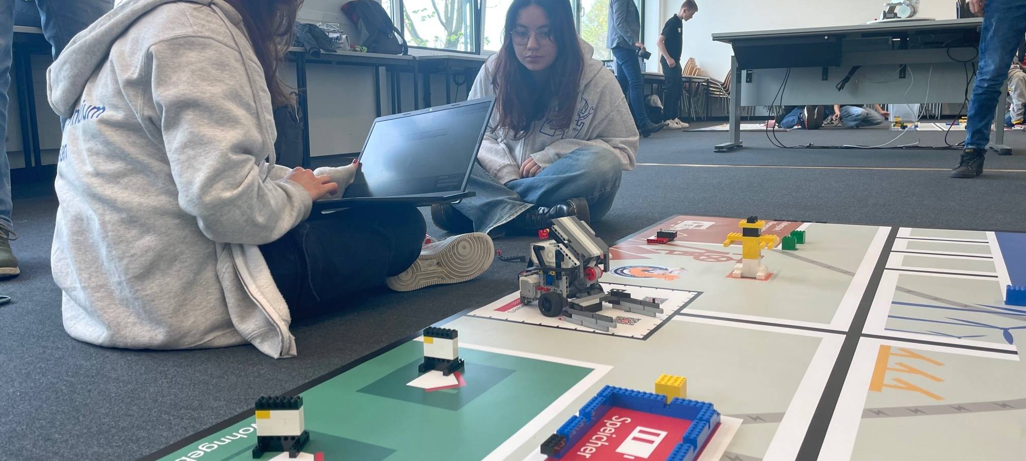 Roboterwettbewerb in Essen: Schüler lassen Roboter gegeneinander antreten