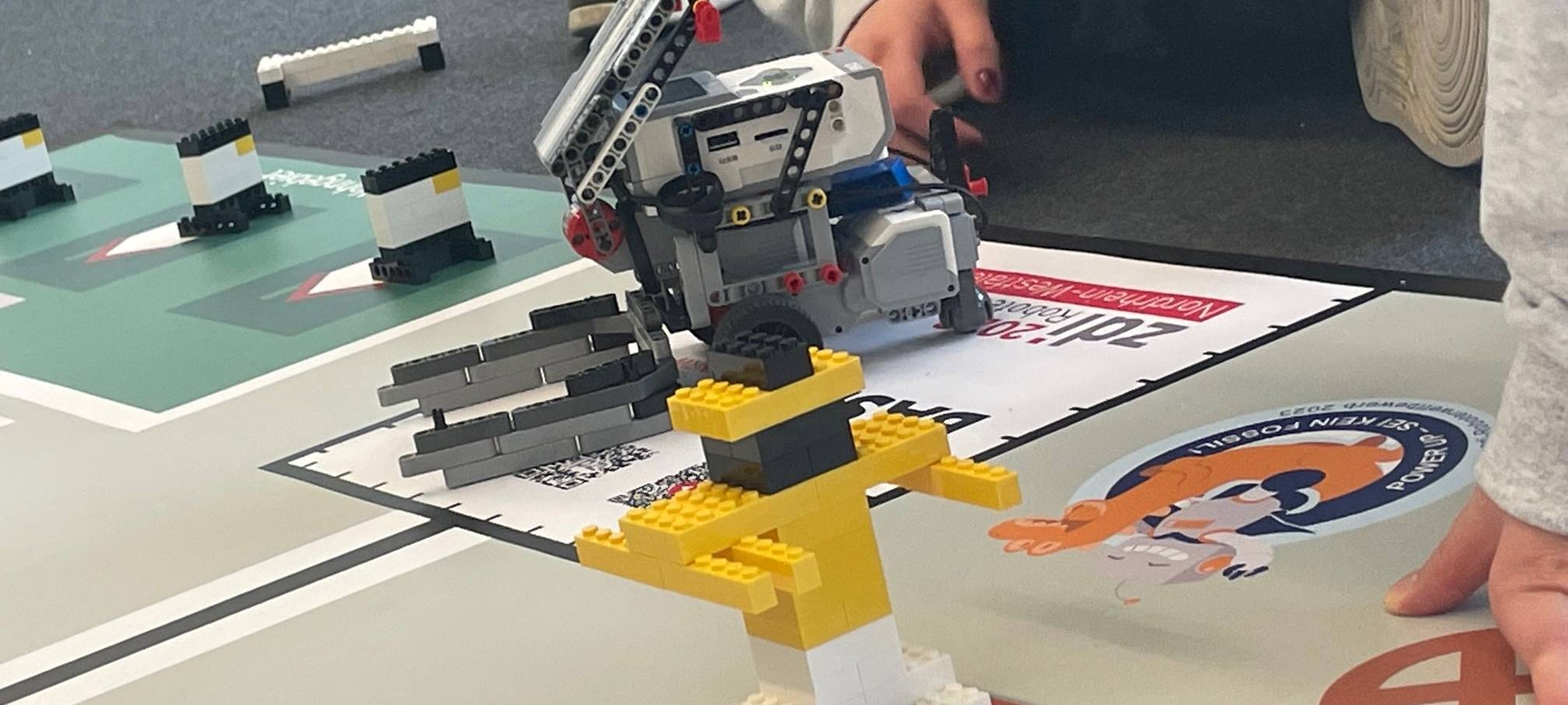 Roboterwettbewerb in Essen: Schüler lassen Roboter gegeneinander antreten