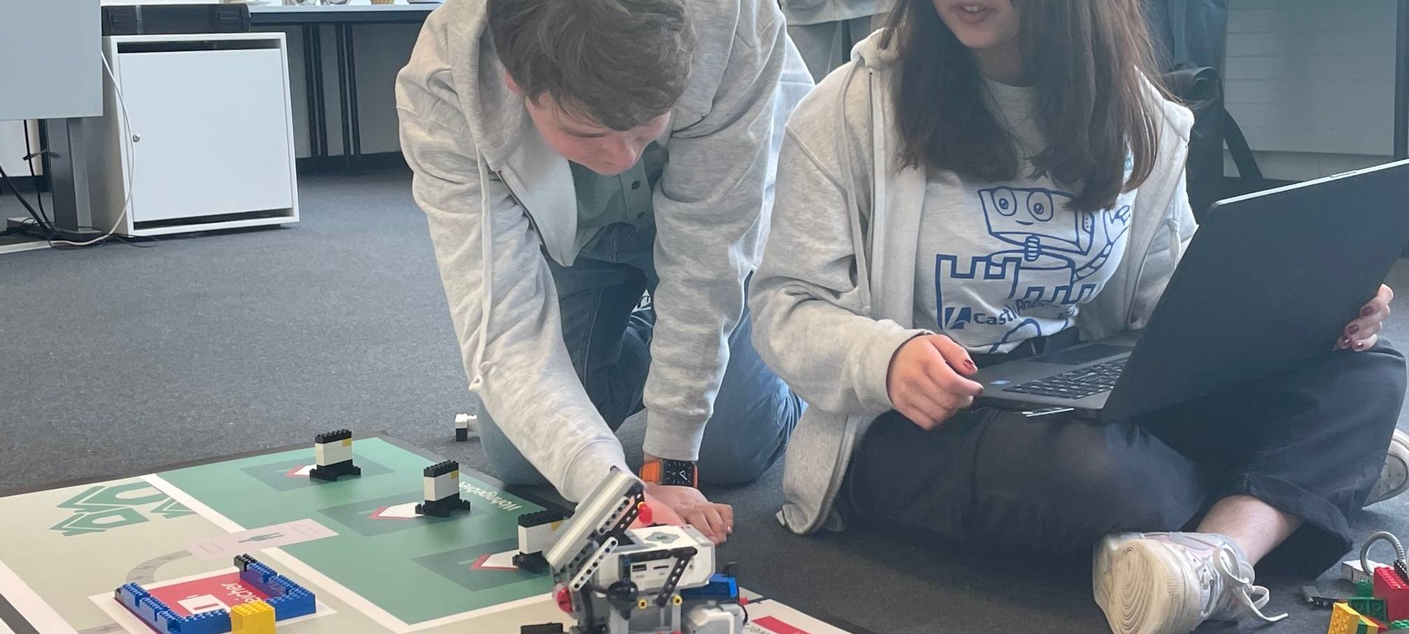 Roboterwettbewerb in Essen: Schüler lassen Roboter gegeneinander antreten