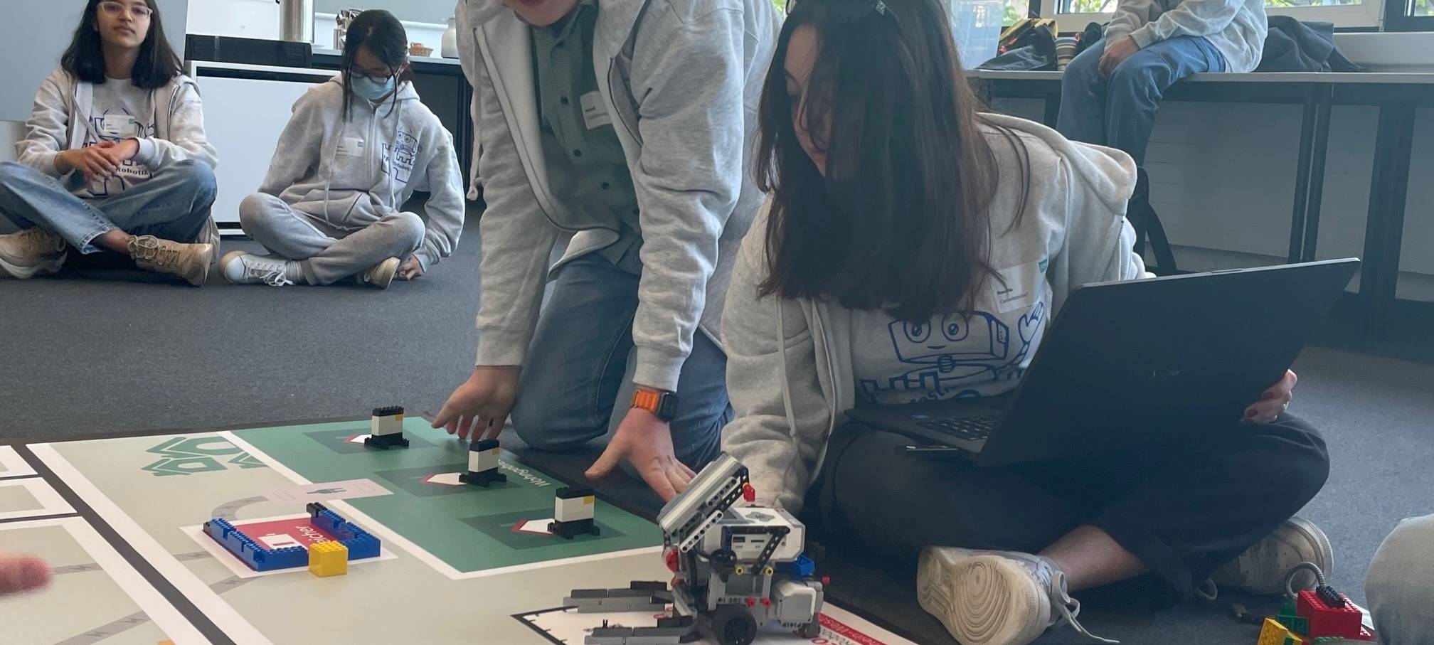 Roboterwettbewerb in Essen: Schüler lassen Roboter gegeneinander antreten