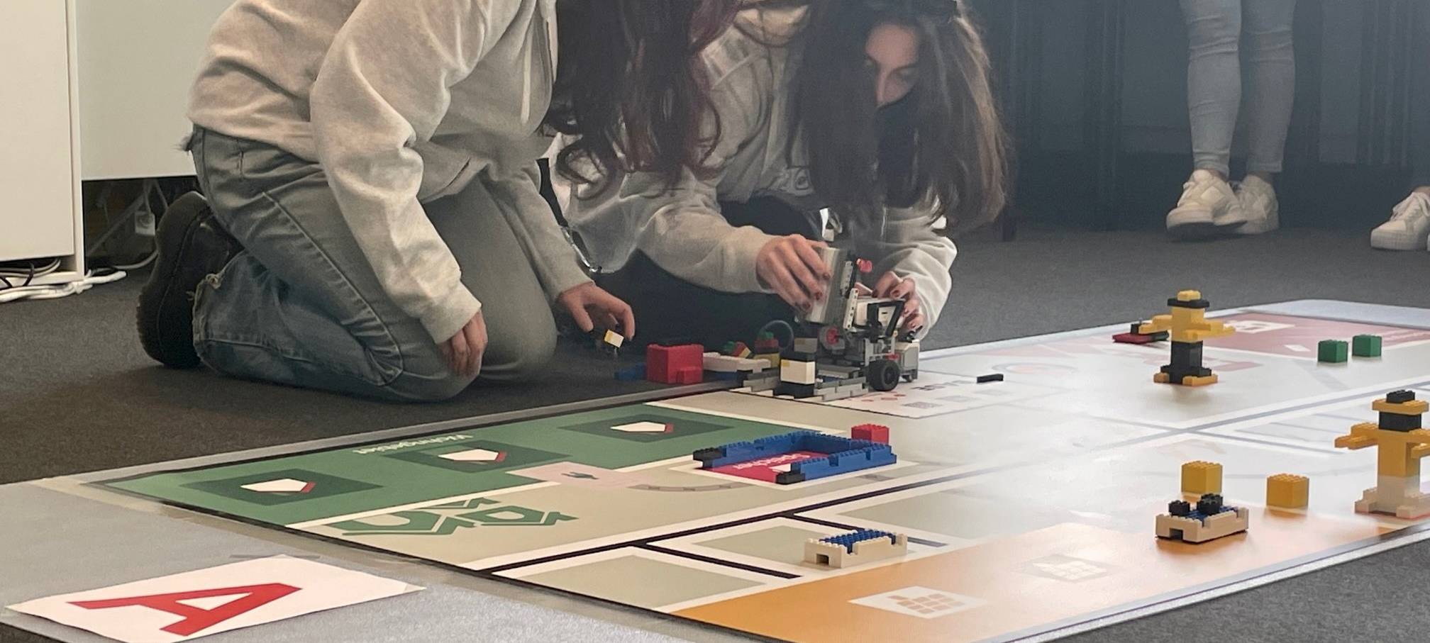 Roboterwettbewerb in Essen: Schüler lassen Roboter gegeneinander antreten