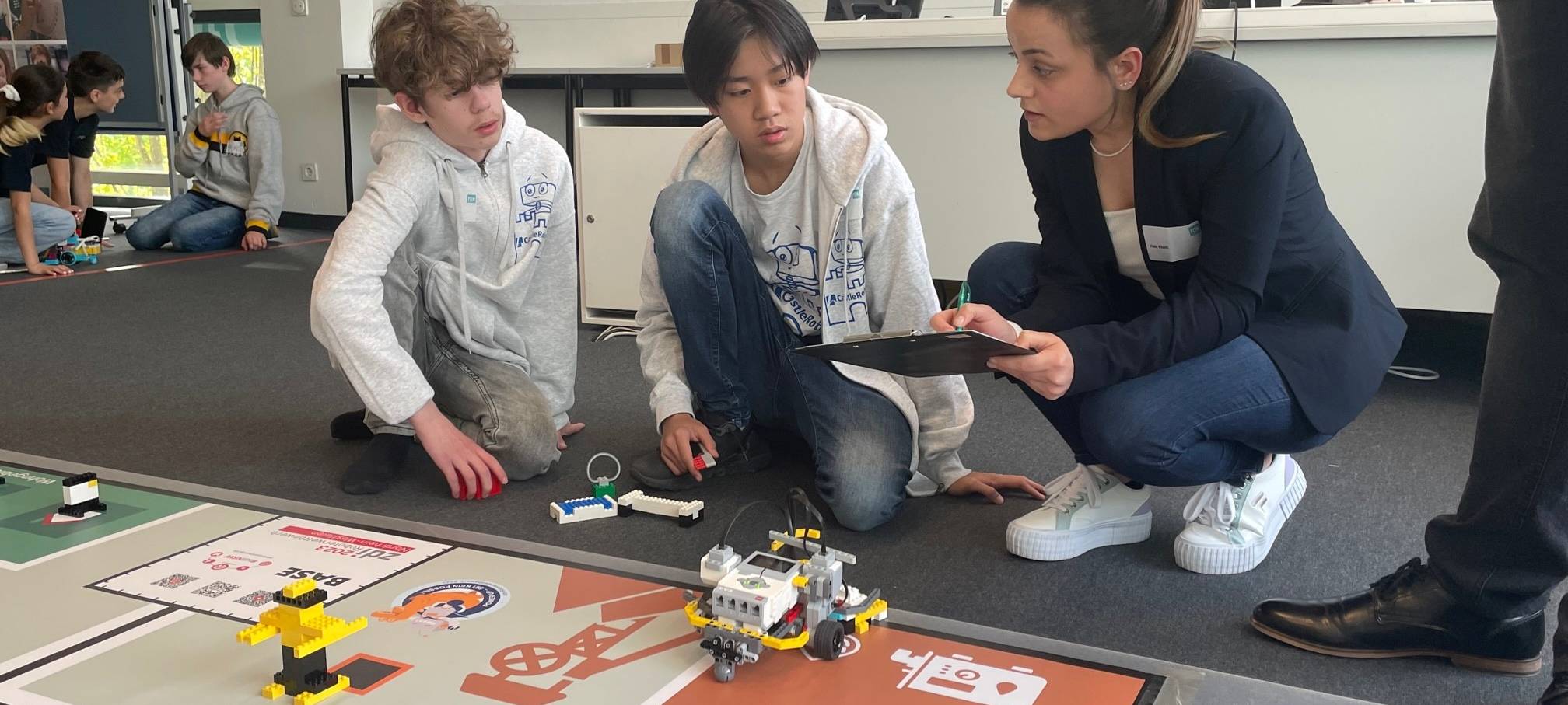 Roboterwettbewerb in Essen: Schüler lassen Roboter gegeneinander antreten