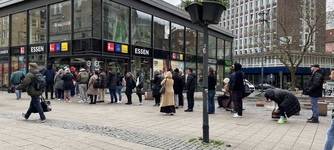 49-Euro-Ticket in Essen: Holpriger Start mit langen Schlangen bei der Ruhrbahn