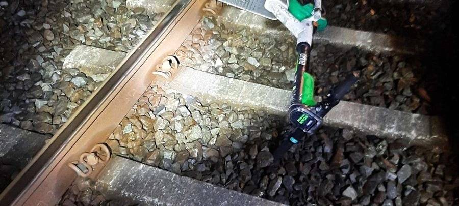 Essen: Unbekannte werfen E-Scooter in Oberleitung