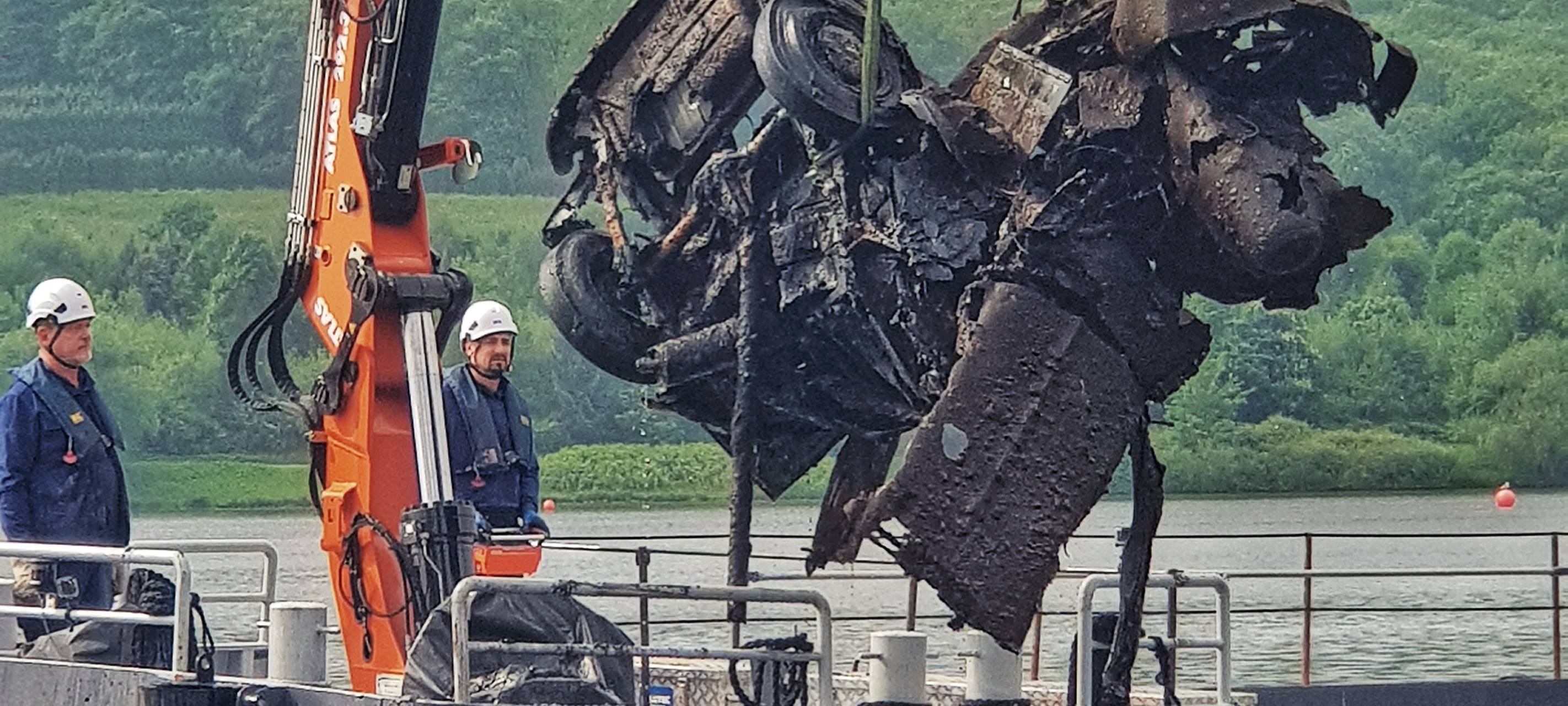 Feuerwehr Essen hat mehrere Autos aus dem Wasser gezogen