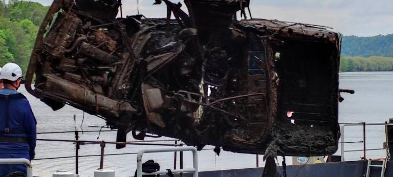 Feuerwehr Essen zieht Autos aus Baldeneysee