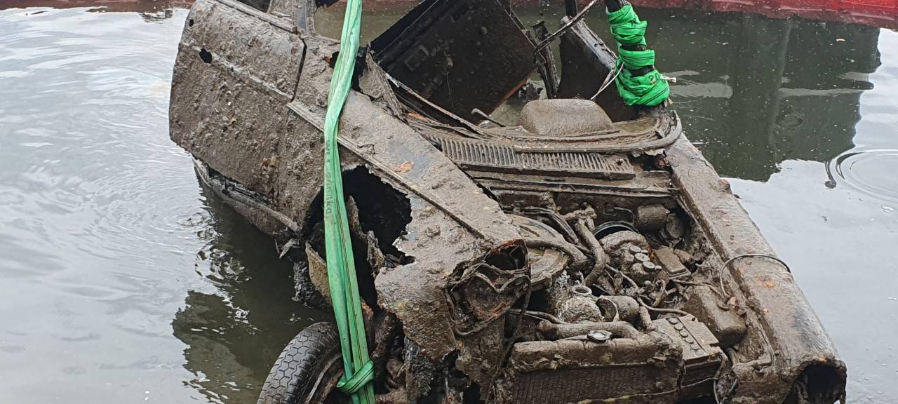 Feuerwehr Essen zieht Autos aus Baldeneysee
