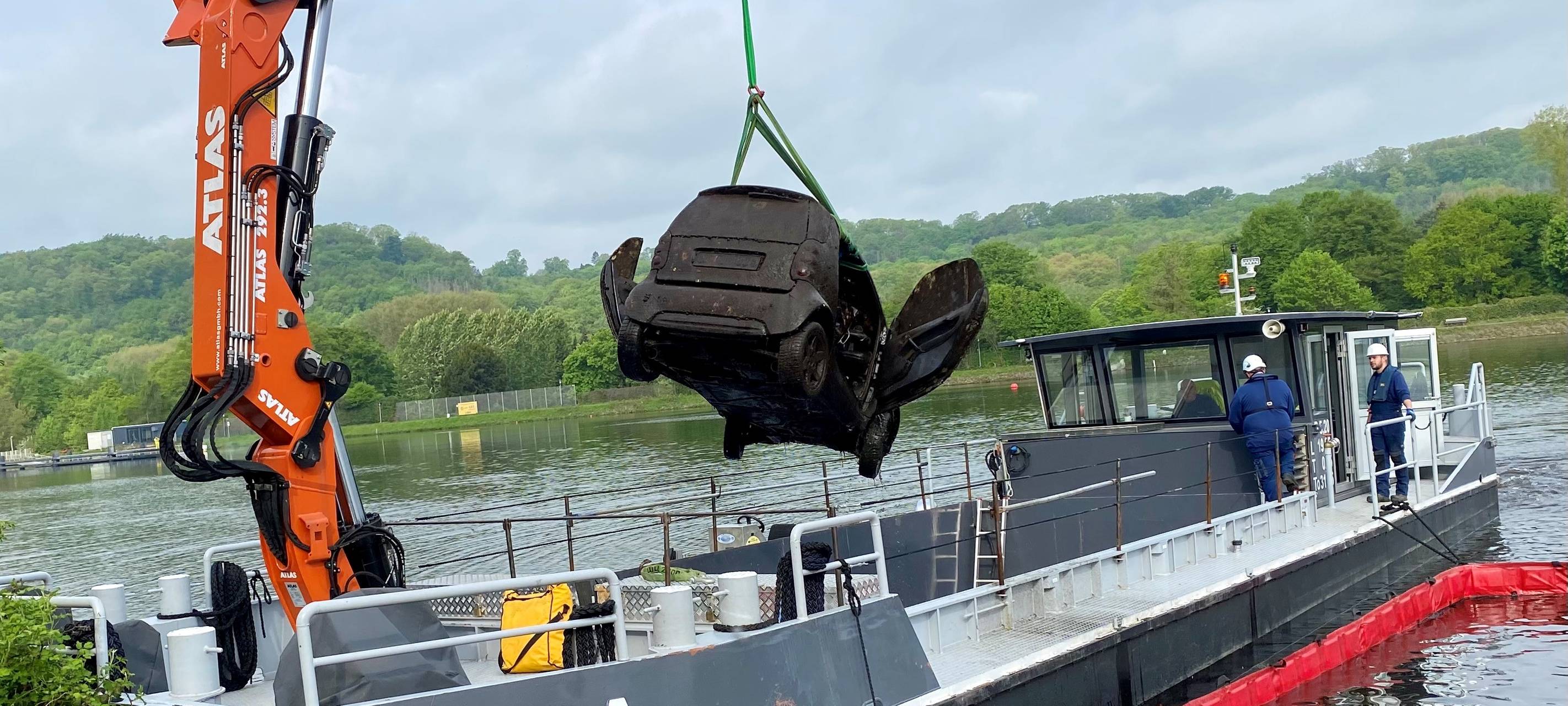Feuerwehr Essen zieht Autos aus Baldeneysee
