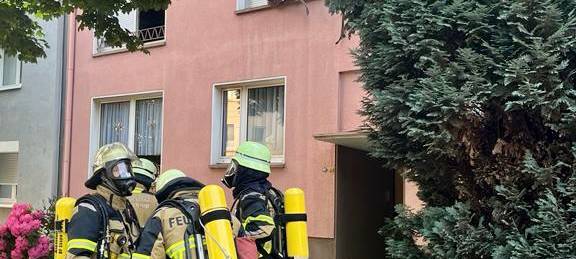 Feuerwehr Essen rettet Mutter und Kind aus brennendem Haus