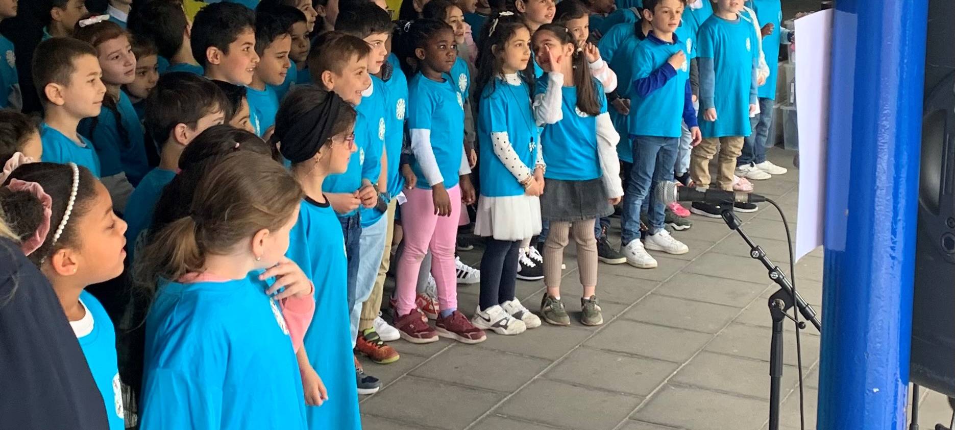 Kinder in Essen singen für Frieden und Demokratie