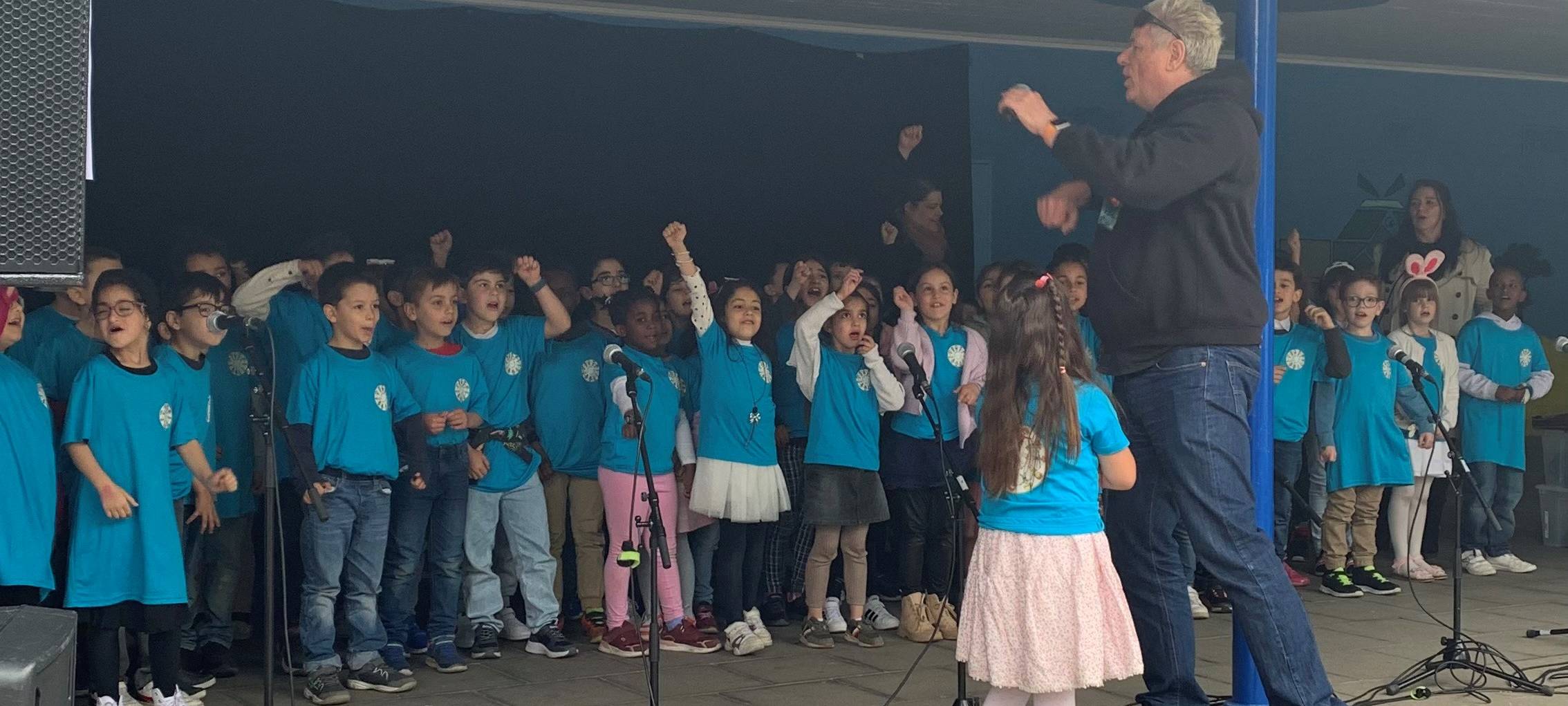 Kinder in Essen singen für Frieden und Demokratie
