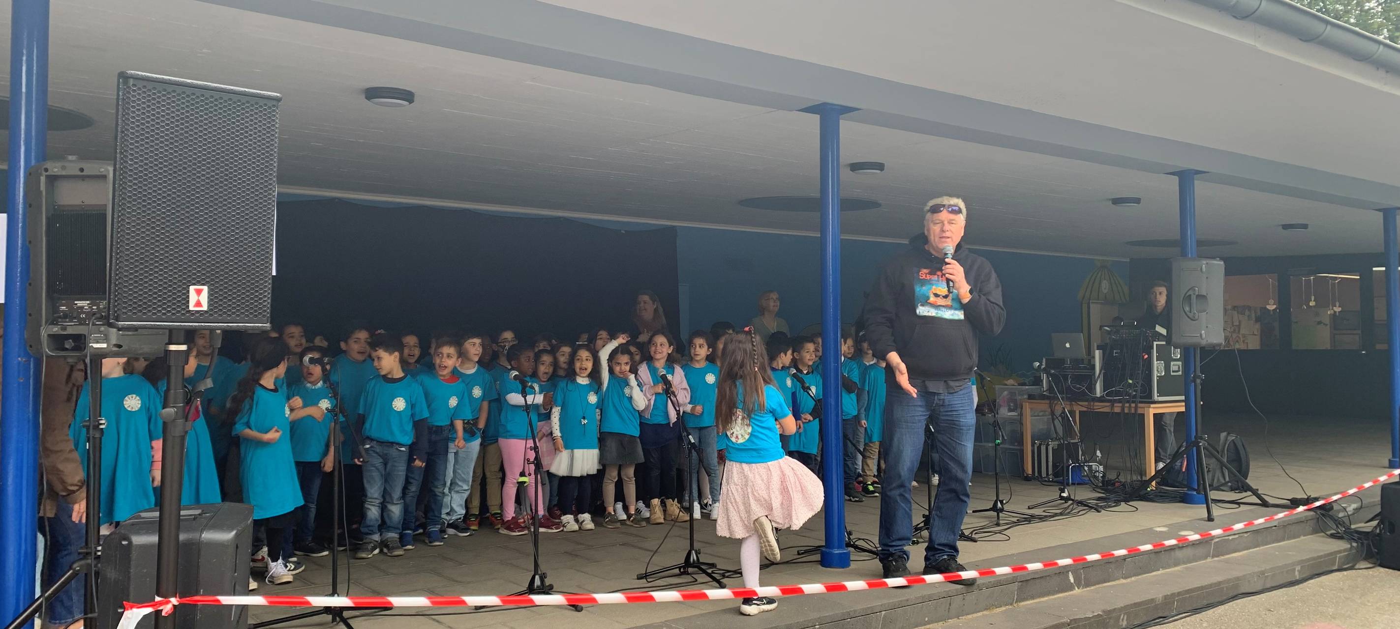 Kinder in Essen singen für Frieden und Demokratie