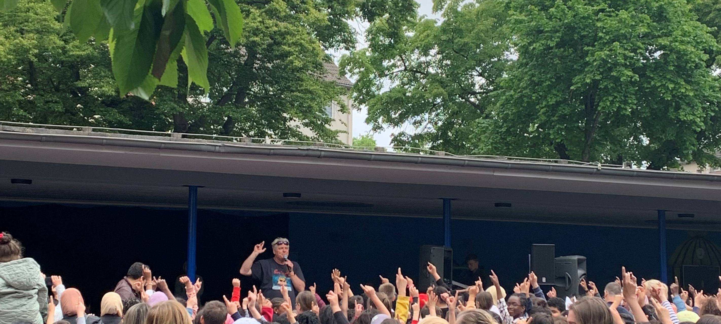 Kinder in Essen singen für Frieden und Demokratie