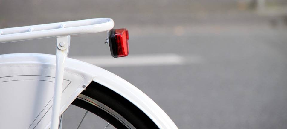 Radfahrer in Essen fährt Spaziergänger an und wird aggressiv