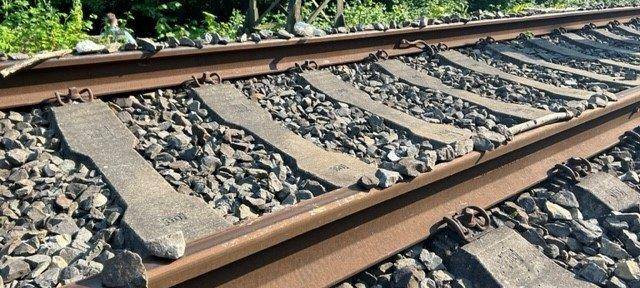 ICE in Essen muss stark bremsen: Unbekannte legen Steine auf die Gleise