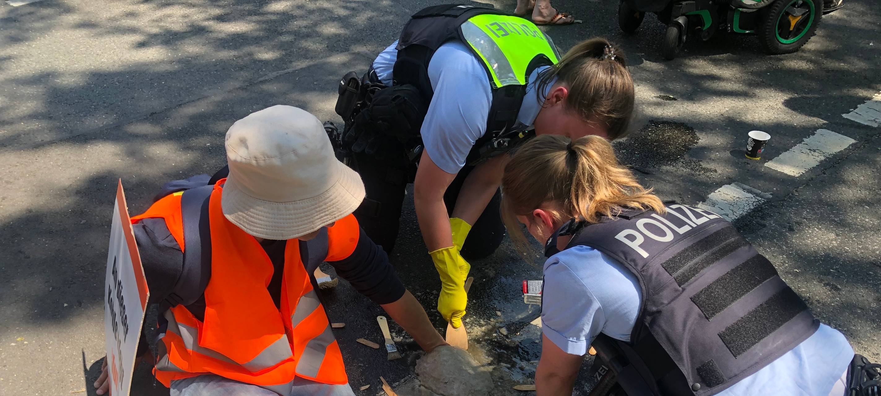 Klimakleber in Essen: Protestaktion behindert Verkehr