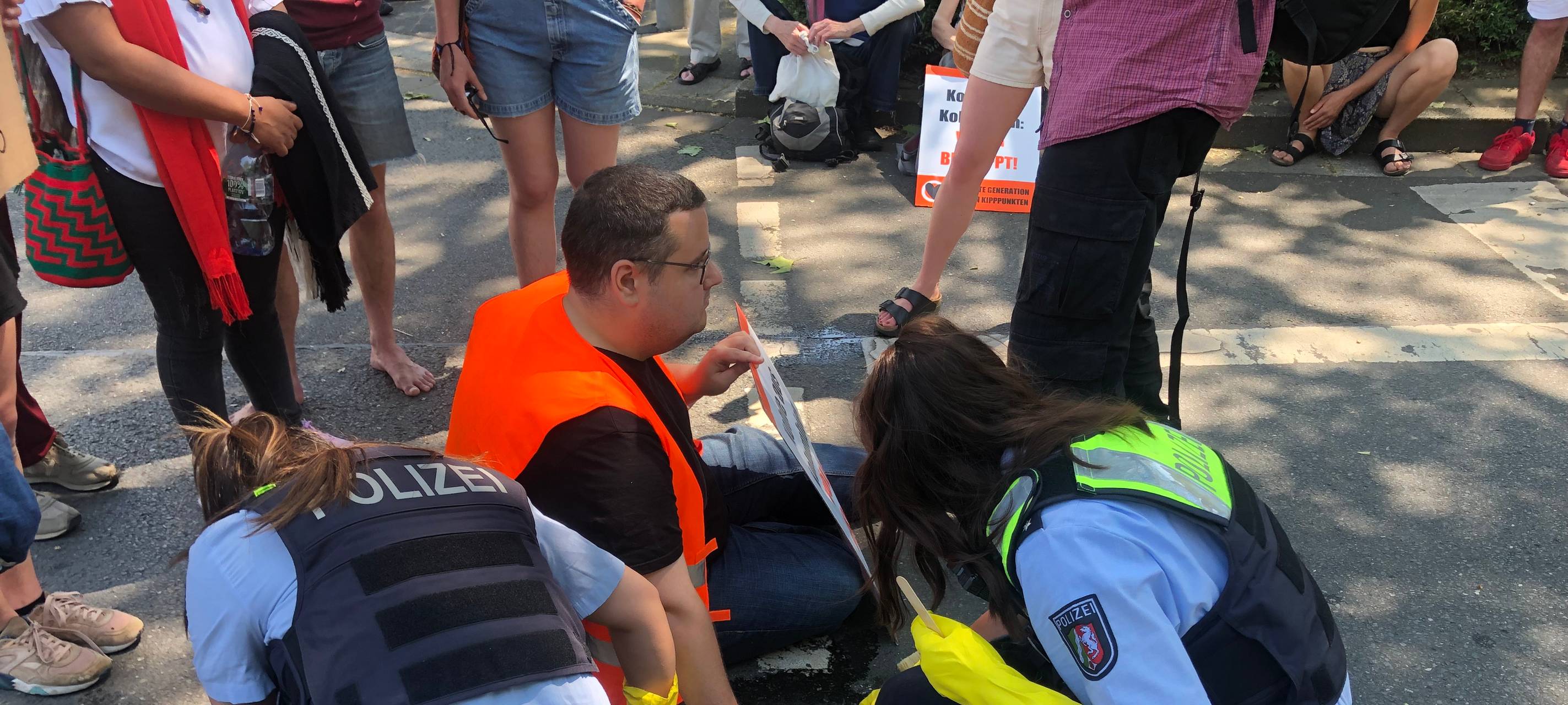 Klimakleber in Essen: Protestaktion behindert Verkehr