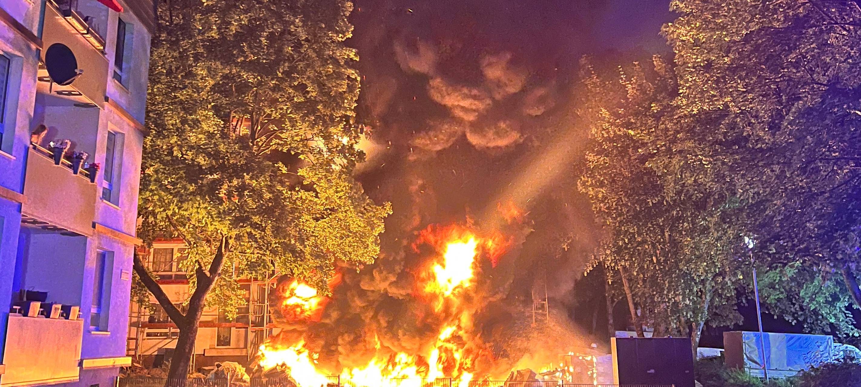 Feuerwehr Essen muss Abfälle und Baumaterialien löschen