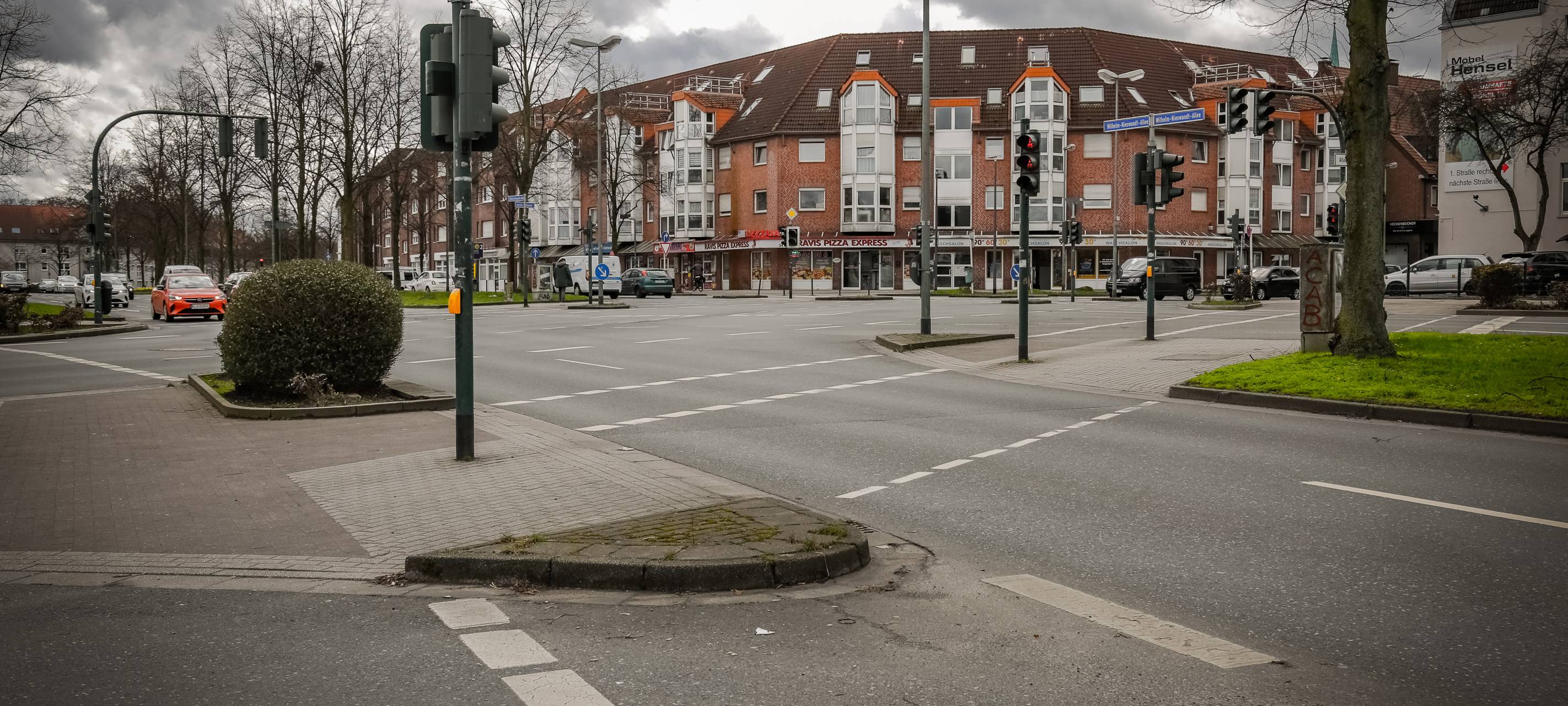Kreuzung Wilhelm-Nieswandt-Allee/Karlstraße ist Unfallhäufungsstelle und soll umgebaut werden. Unfälle passieren zwischen Autos, die von der Karlstraße kommend, links in die Wilhelm-Nieswandt-Allee wollen und Fußgänger*innen übersehen.
