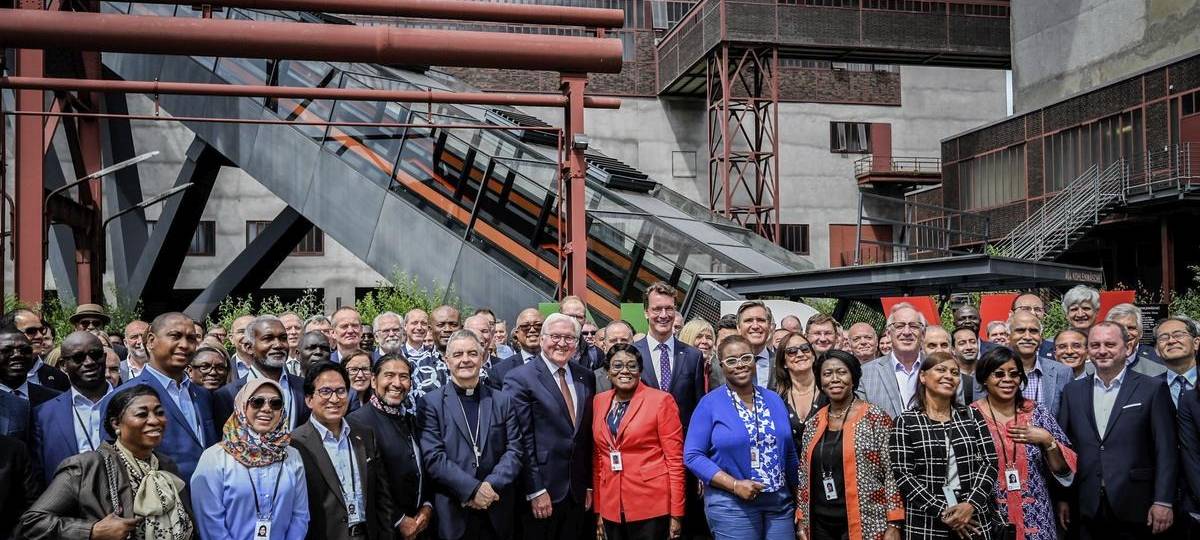 Besuch in Essen: Bundespräsident Steinmeier bekommt Arschleder geschenkt