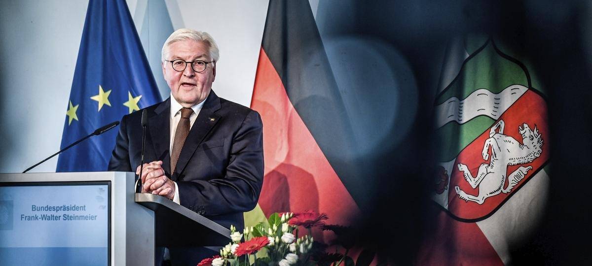 Besuch in Essen: Bundespräsident Steinmeier bekommt Arschleder geschenkt