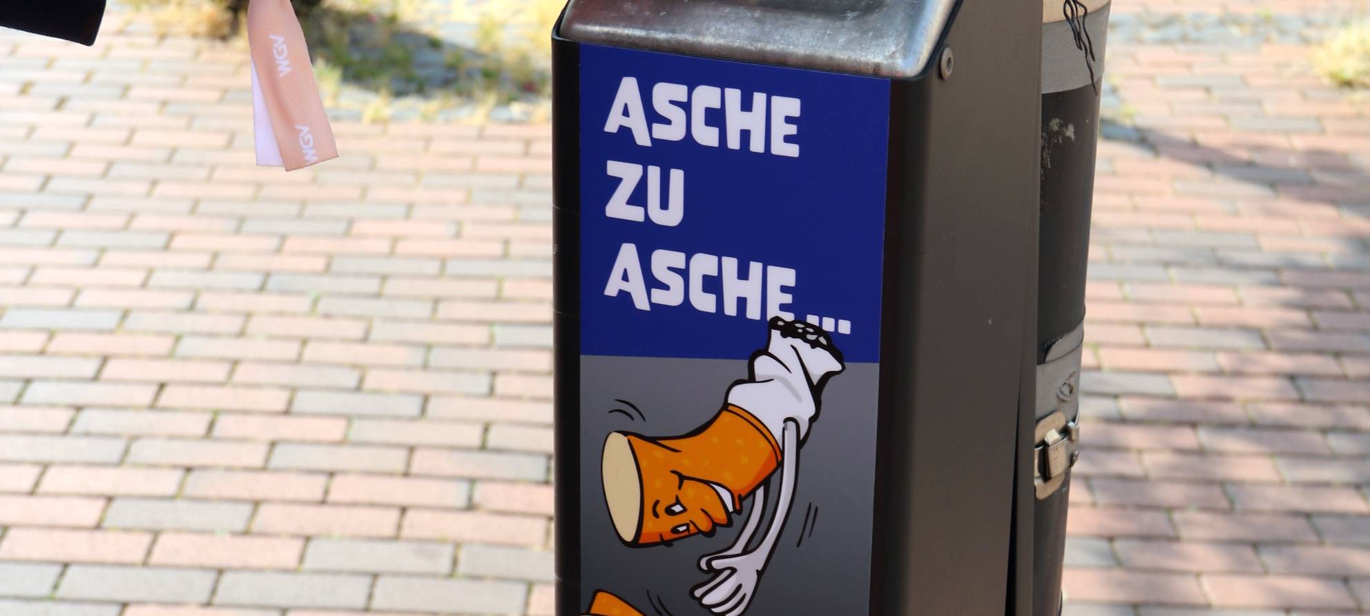 Aschenbecher in Essen bekommen auffällige Sticker - gegen Zigarettenstummel auf Straßen
