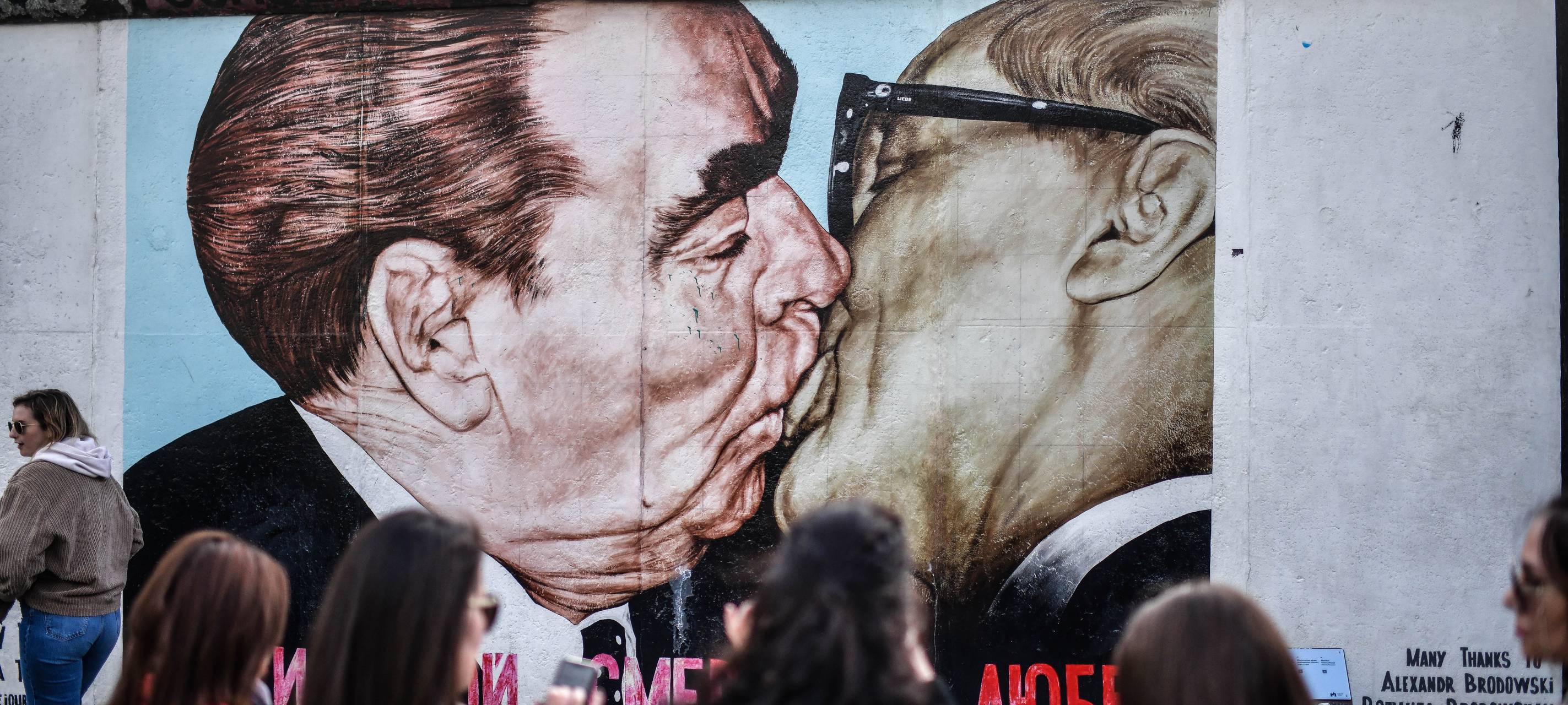 east-side-gallery-in-berlin_radio-essen_kuss