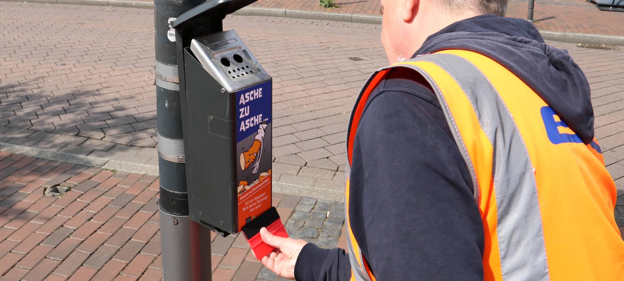 Aschenbecher in Essen bekommen auffällige Sticker - gegen Zigarettenstummel auf Straßen