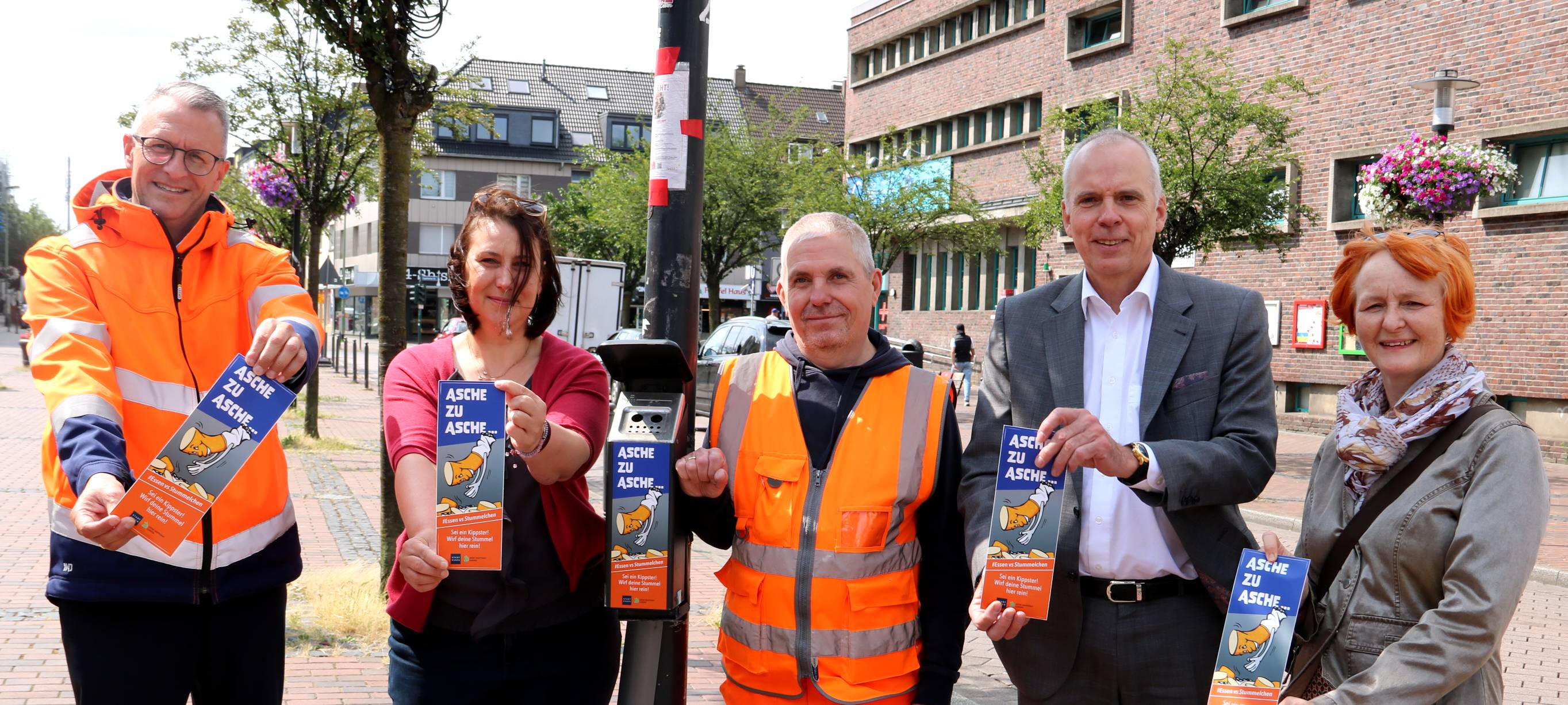 Aschenbecher in Essen bekommen auffällige Sticker - gegen Zigarettenstummel auf Straßen