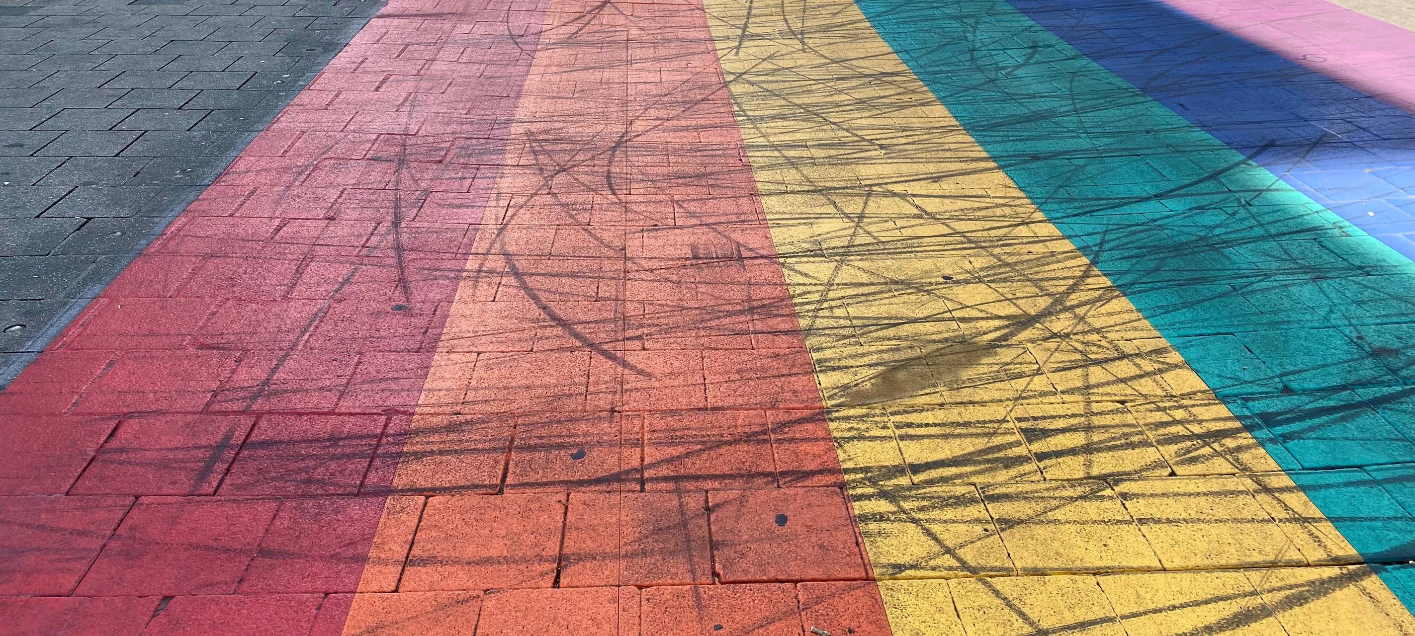 Neue Regenbogen-Felder in Essen: Nach kurzer Zeit völlig verdreckt - Putzen geht nicht