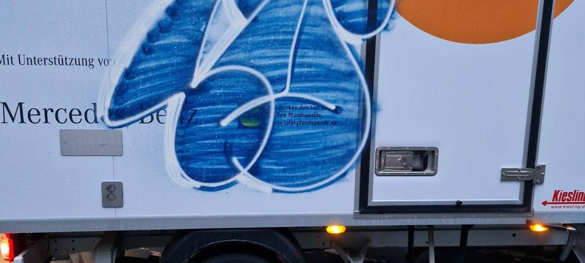 Autos der Tafel in Essen mit Graffiti beschmiert