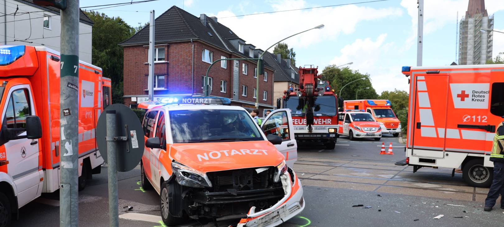 Schwerer Unfall in Essen: Notarzt stößt mit Auto zusammen