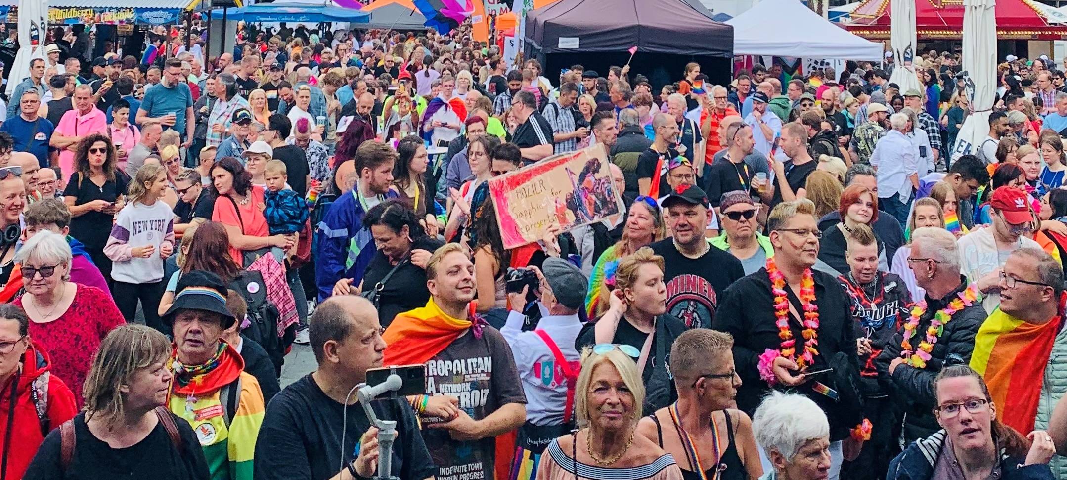 "Ruhr Pride" in Essen: Tausende feiern und demonstrieren