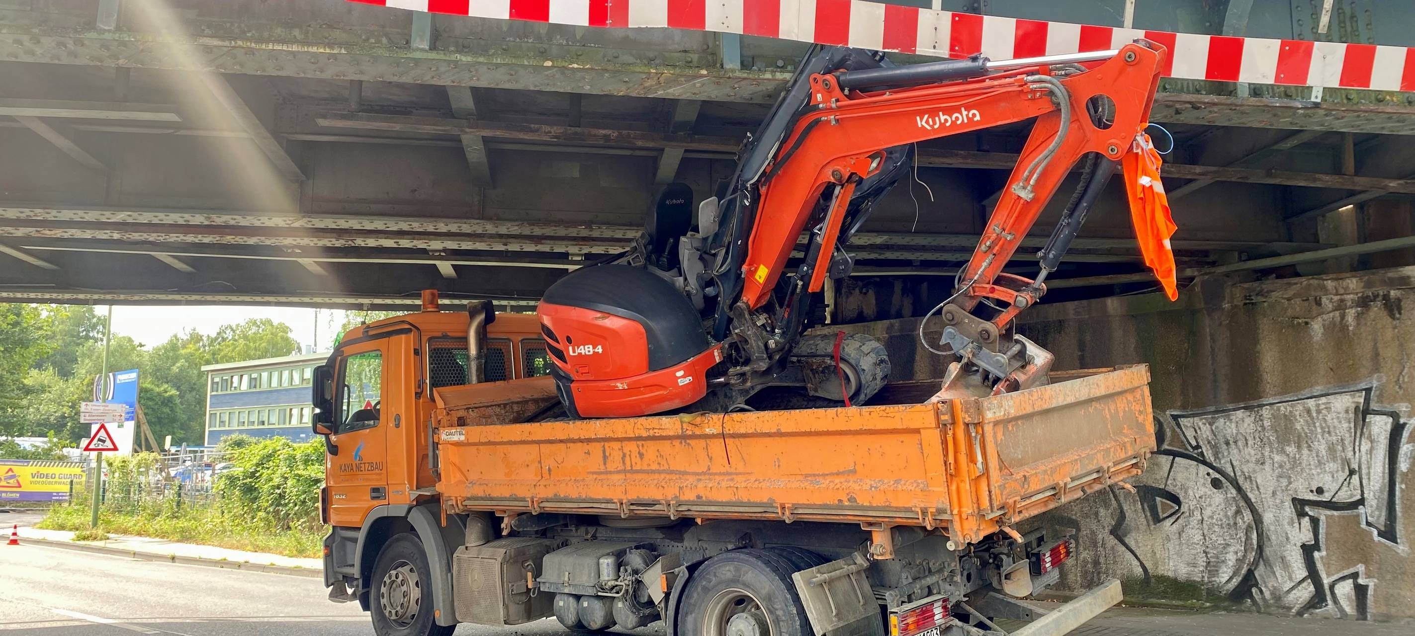 LKW hängt unter Brücke in Essen fest