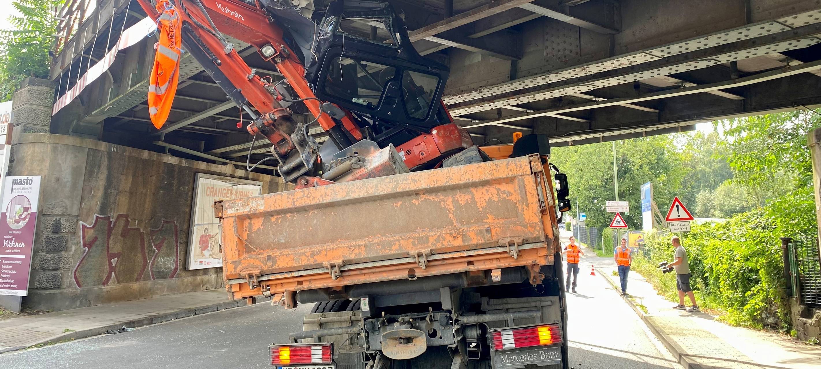 LKW hängt unter Brücke in Essen fest