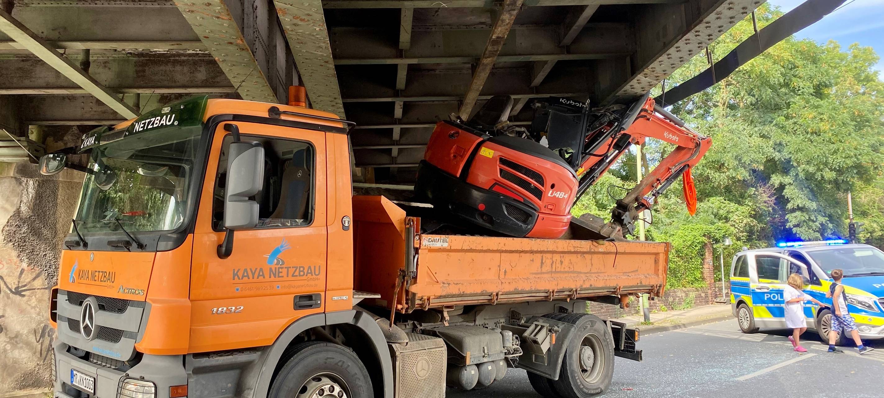 LKW hängt unter Brücke in Essen fest