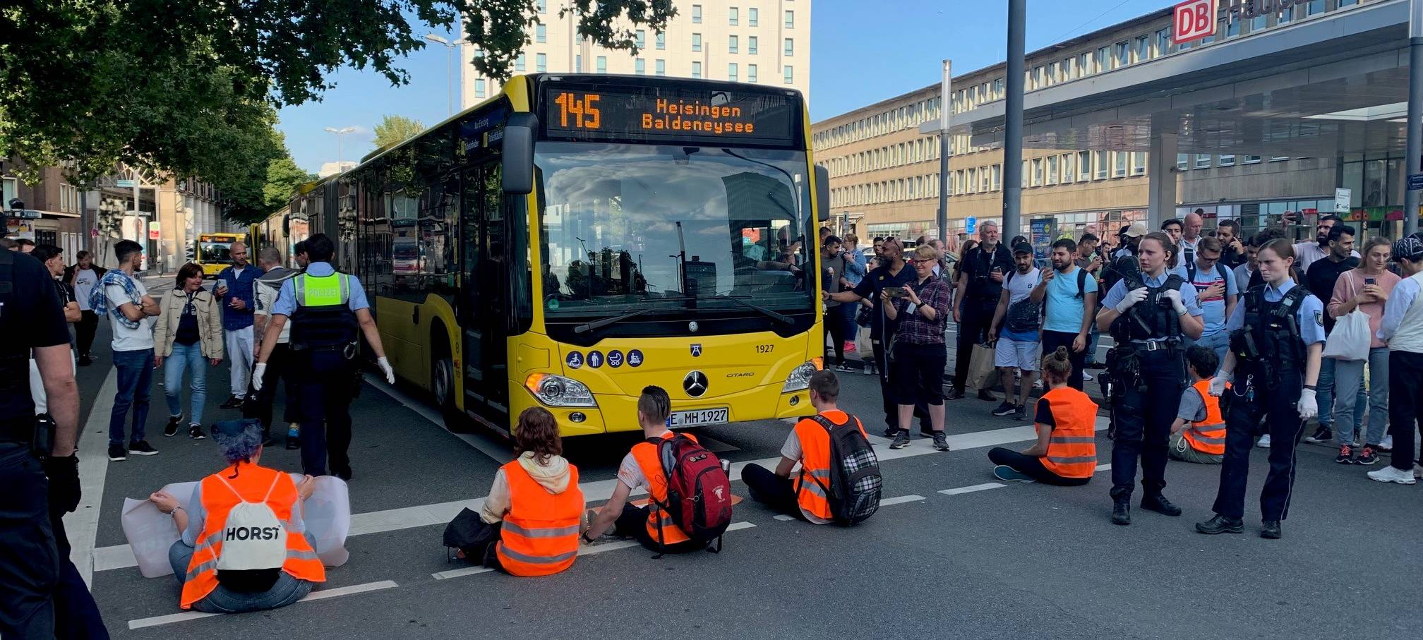 Klimaaktivisten in Essen legen Verkehr lahm