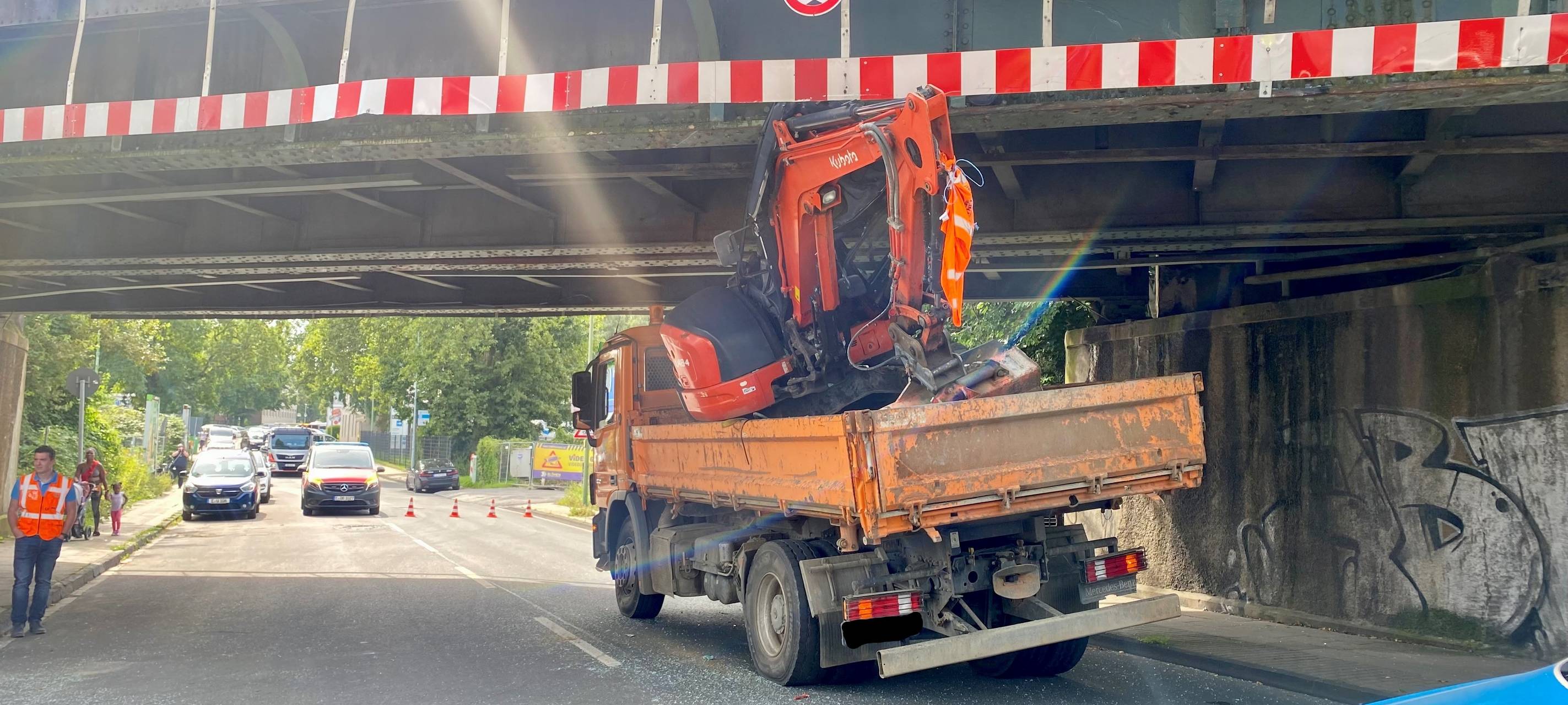 LKW hängt unter Brücke in Essen fest