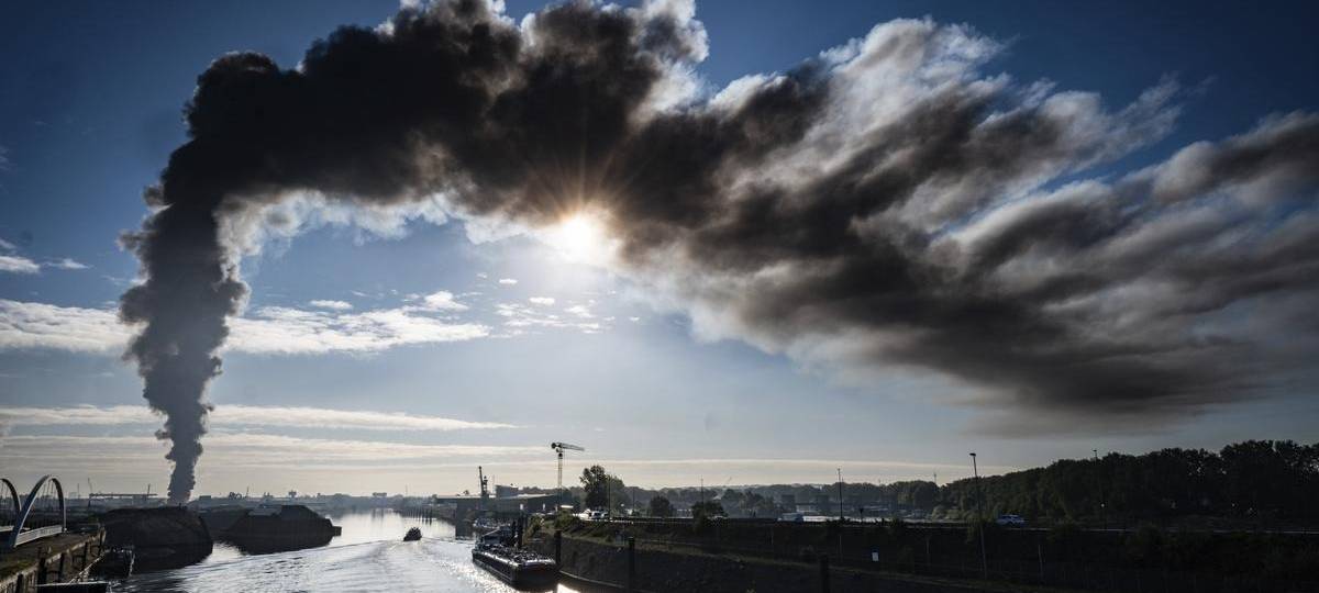 Großbrand im Hafen Duisburg – Rauchwolke auch in Essen zu sehen