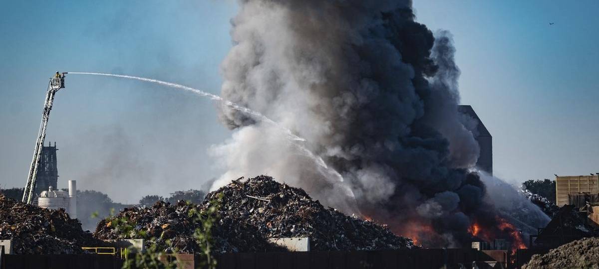 Großbrand im Hafen Duisburg – Rauchwolke auch in Essen zu sehen