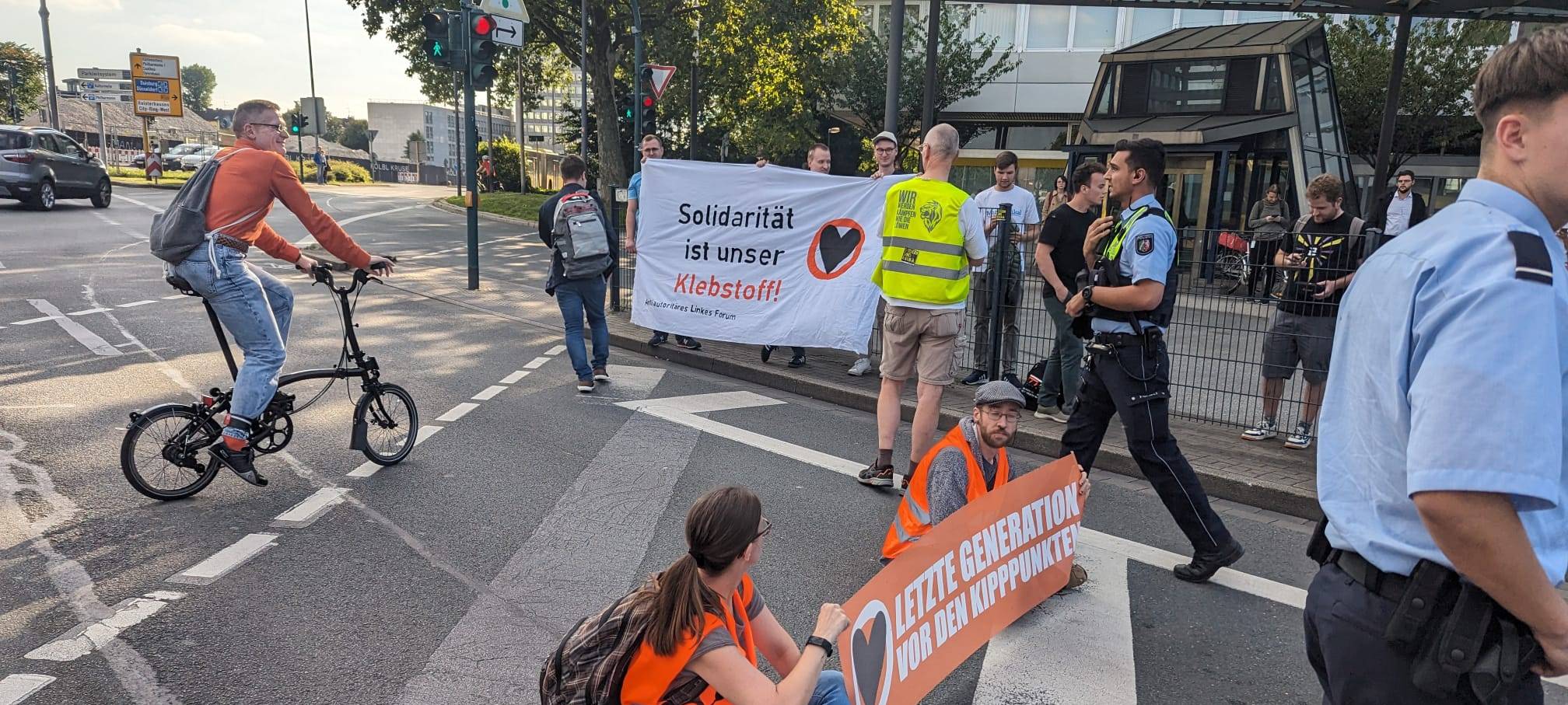 Klimaaktivisten in Essen legen Verkehr lahm