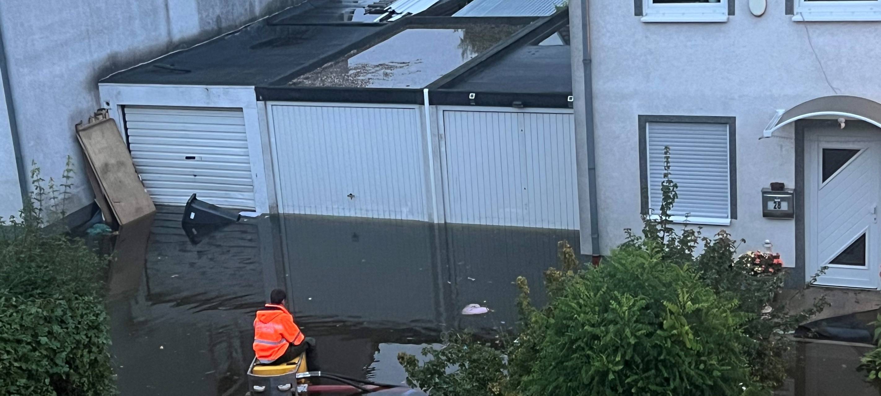 Unwetter in Essen: Vollgelaufene Keller und überflutete Straßen