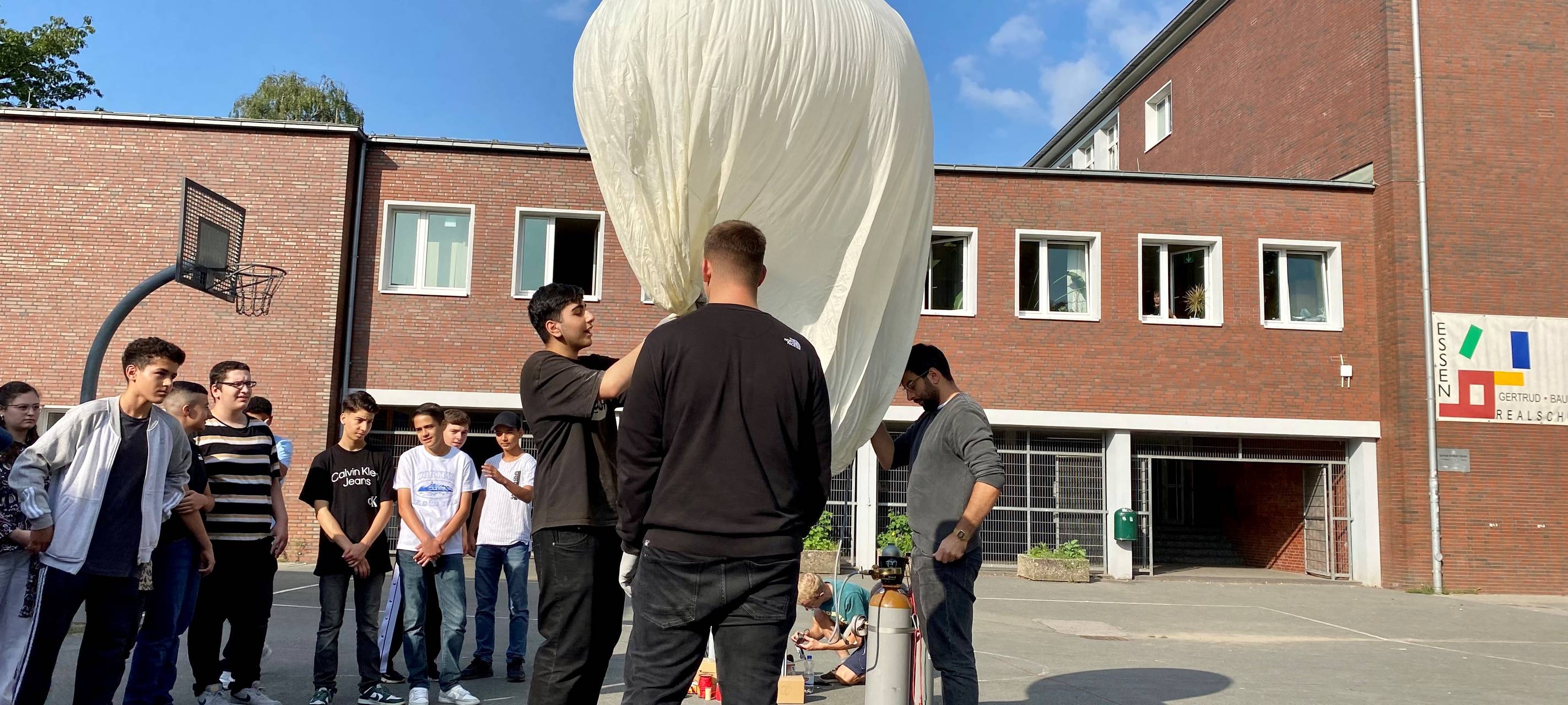 Schule in Essen schickt Ballon Richtung Weltall