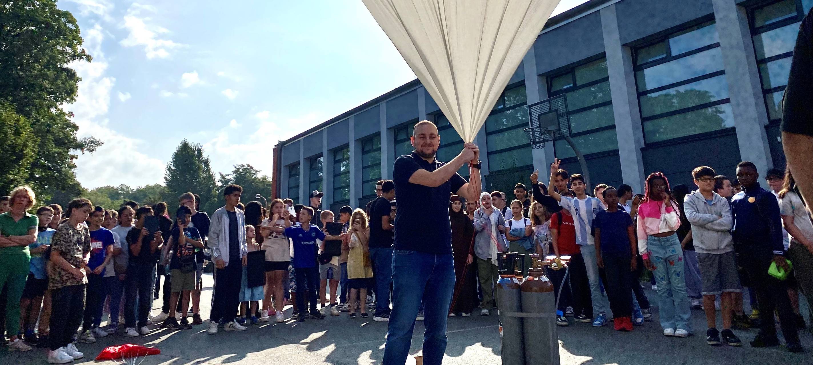 Schule in Essen schickt Ballon Richtung Weltall