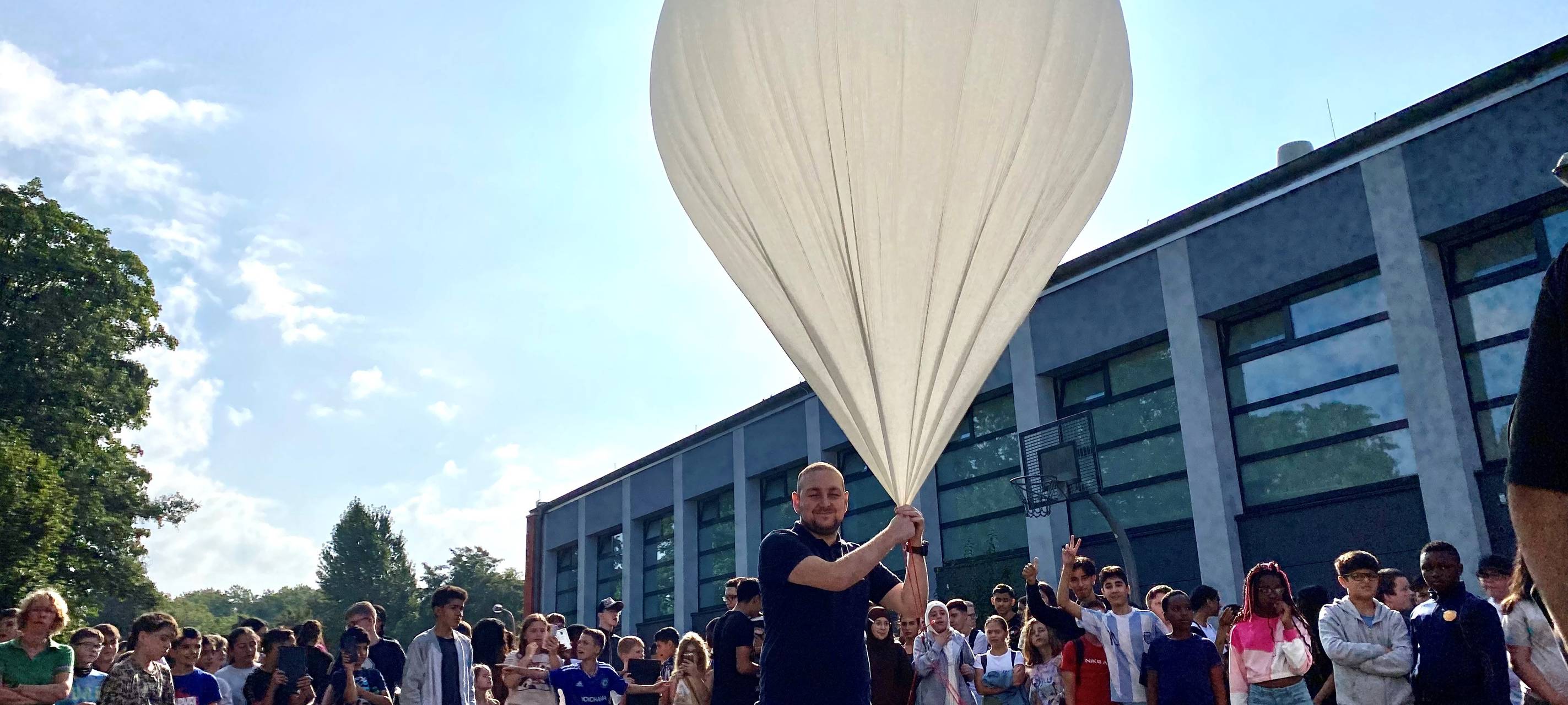 Schule in Essen schickt Ballon Richtung Weltall