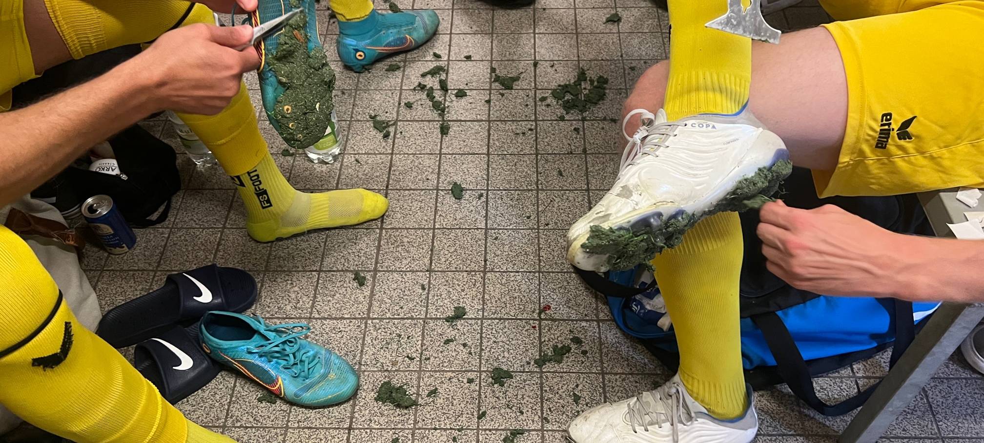 Fußballplatz in Essen: Klumpen auf dem Rasen und unter den Schuhen