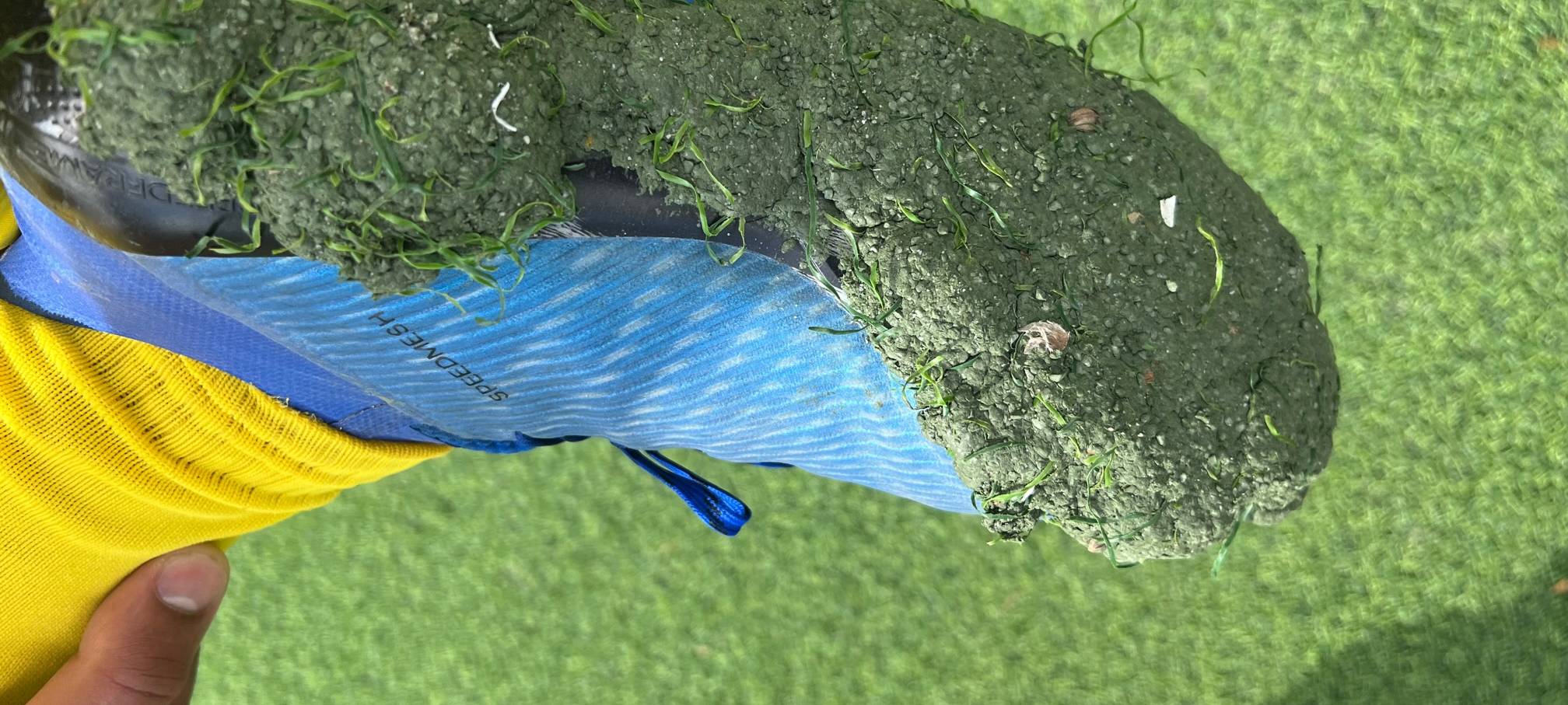 Fußballplatz in Essen: Klumpen auf dem Rasen und unter den Schuhen